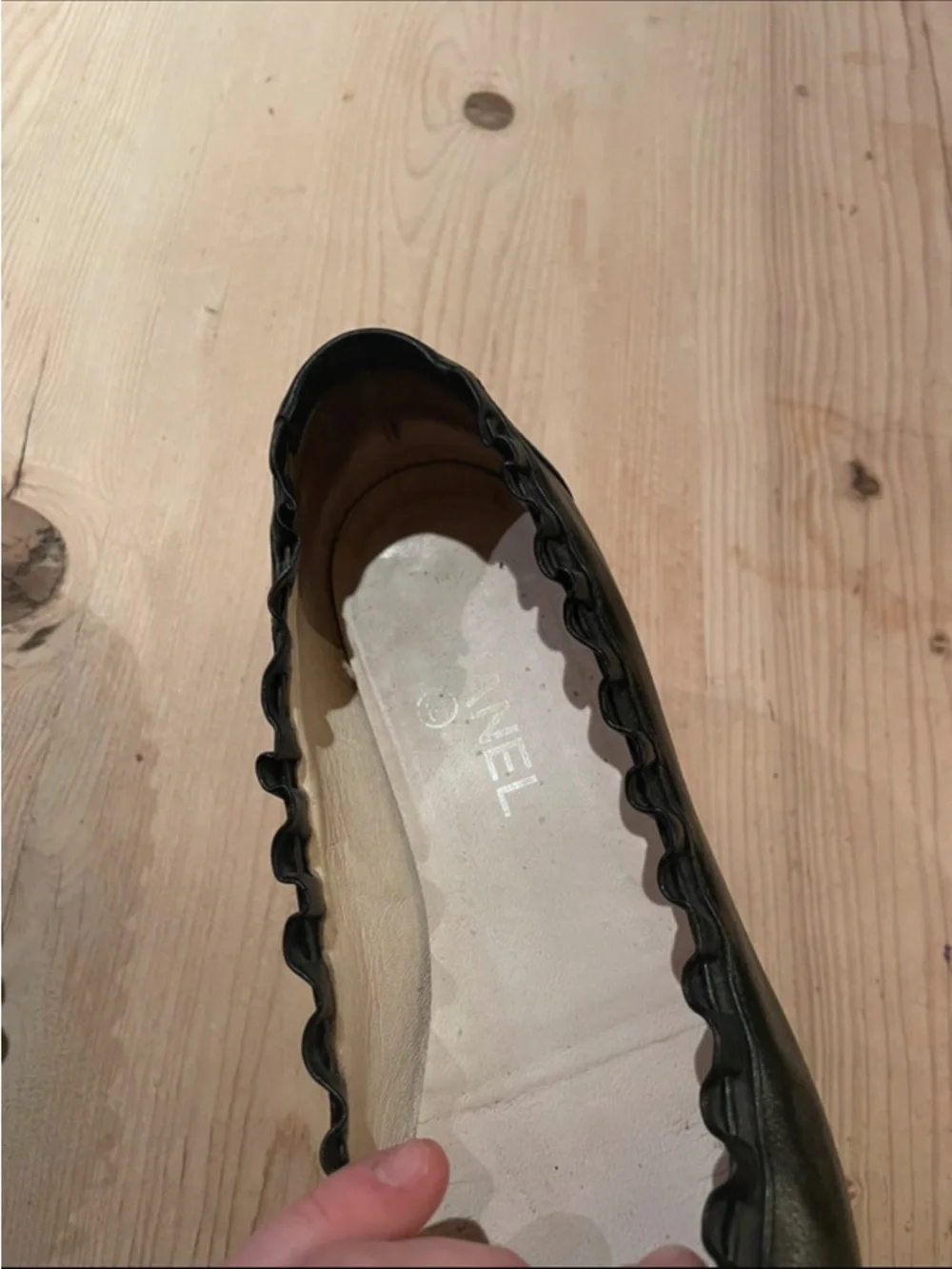 CHANEL Black Scalloped Leather Ballet Flats with CC Logo - Picture 3 of 9